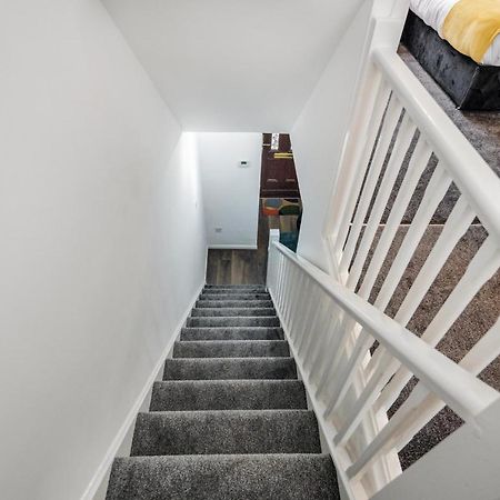 Lovely House In Dagenham / Barking With Free Parking, Wifi & Garden Esterno foto
