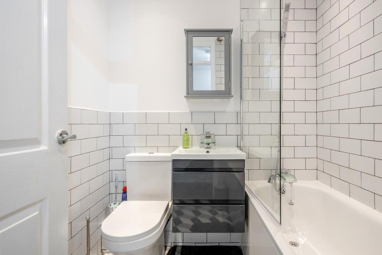Lovely House In Dagenham / Barking With Free Parking, Wifi & Garden Esterno foto