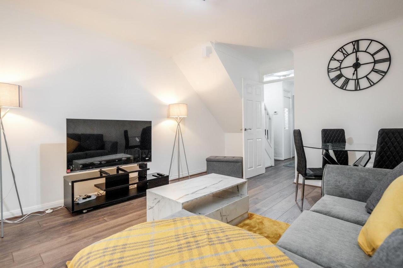 Lovely House In Dagenham / Barking With Free Parking, Wifi & Garden Esterno foto