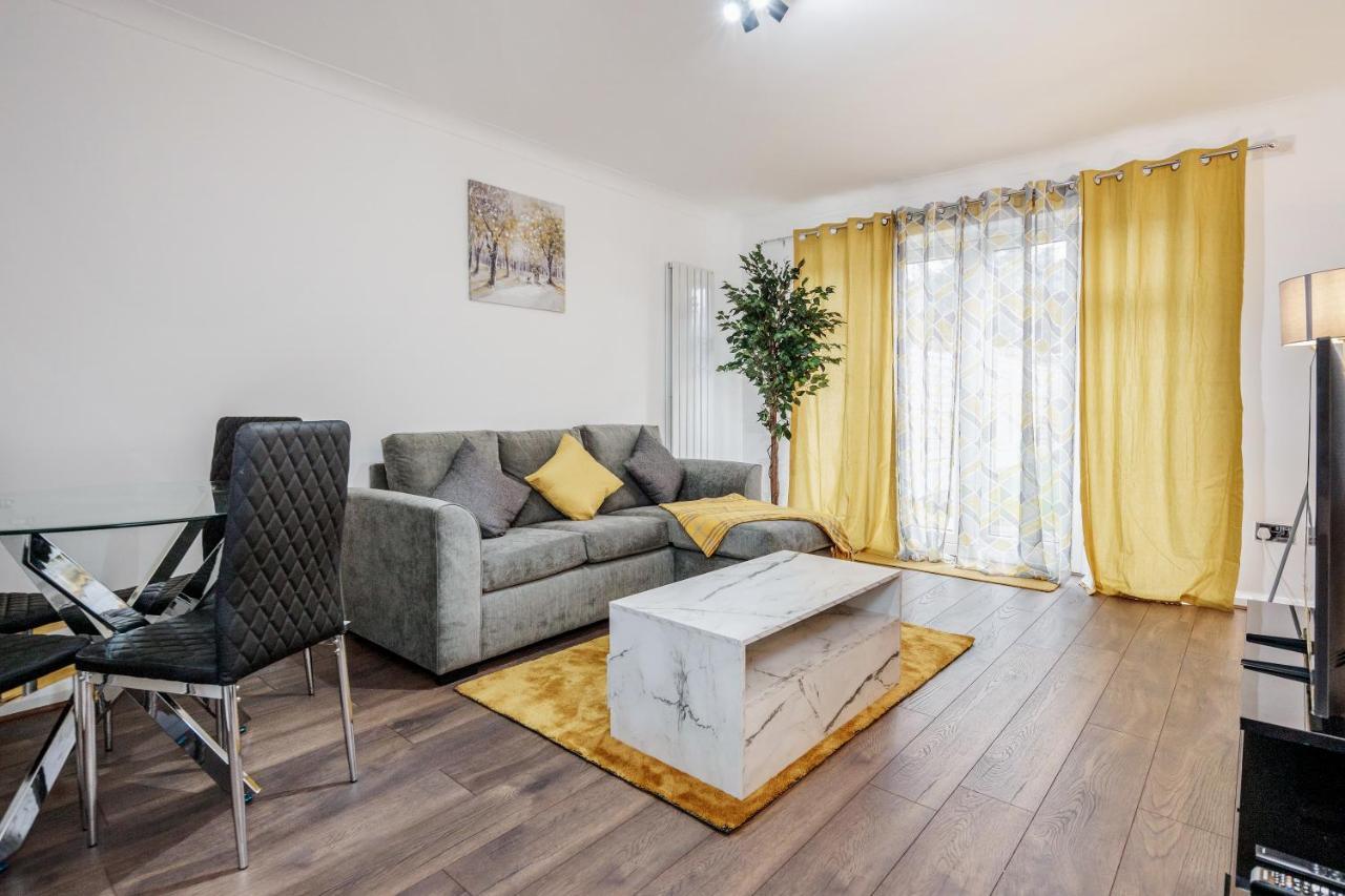 Lovely House In Dagenham / Barking With Free Parking, Wifi & Garden Esterno foto