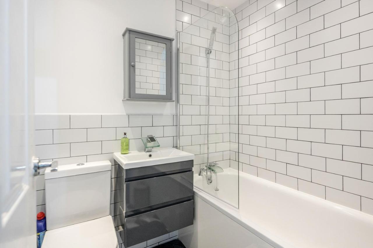 Lovely House In Dagenham / Barking With Free Parking, Wifi & Garden Esterno foto