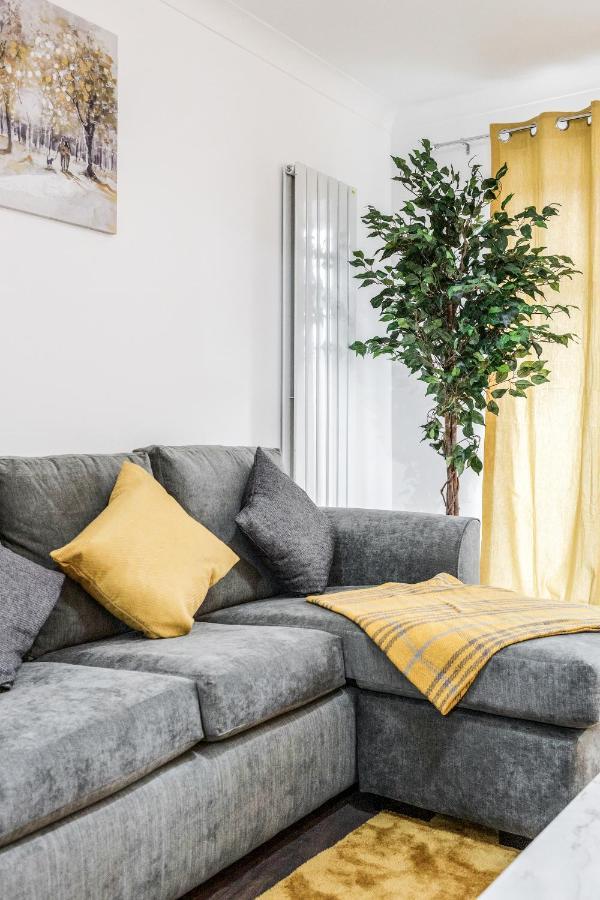 Lovely House In Dagenham / Barking With Free Parking, Wifi & Garden Esterno foto