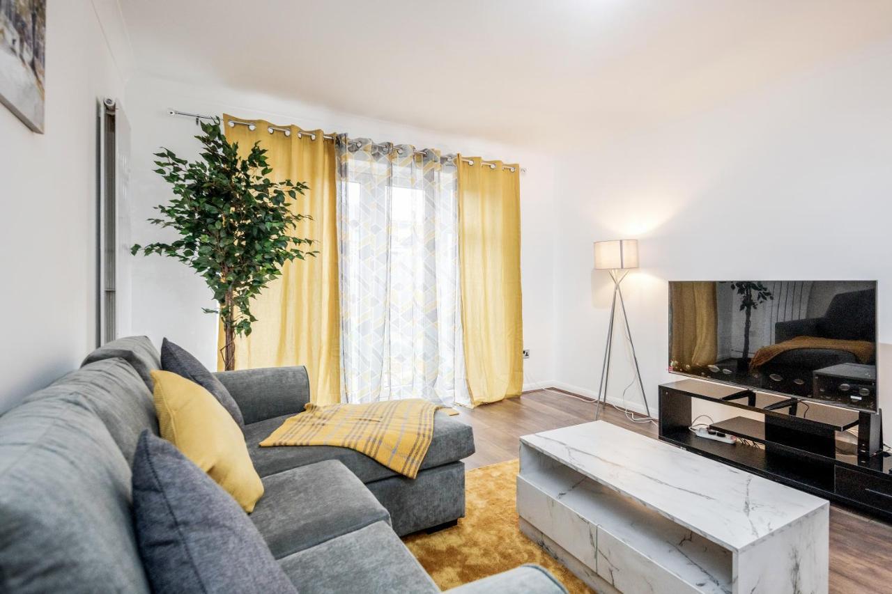 Lovely House In Dagenham / Barking With Free Parking, Wifi & Garden Esterno foto