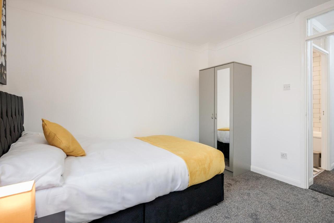 Lovely House In Dagenham / Barking With Free Parking, Wifi & Garden Esterno foto