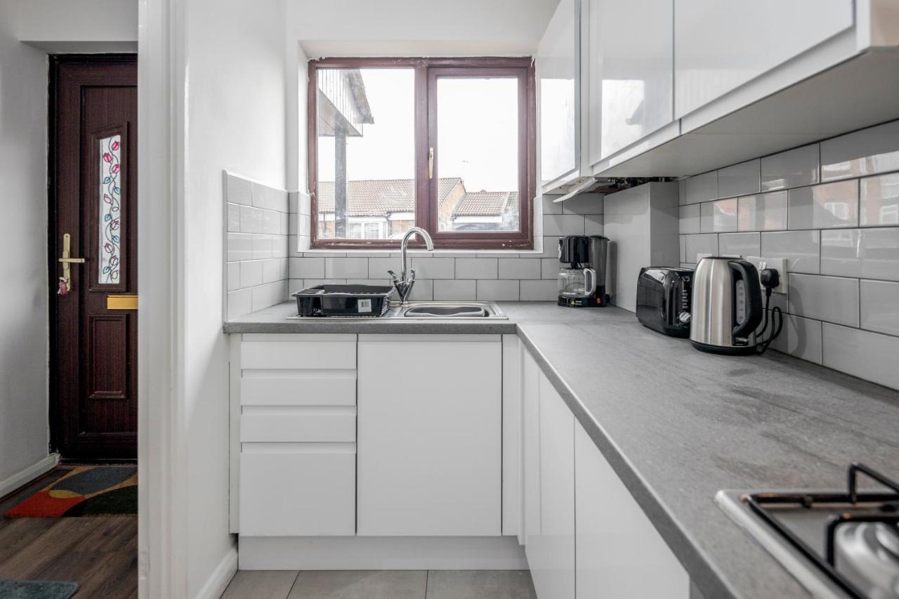 Lovely House In Dagenham / Barking With Free Parking, Wifi & Garden Esterno foto